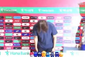 洪明甫在发布会上鞠躬道歉，完成辞职声明后无问答环节