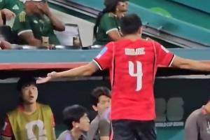 何意？金玟哉在第65分钟被换下，离场时对教练组理论性摊手