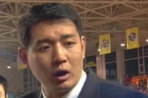 前山东队球员回忆：2005年球队酒店条件艰苦，巩晓彬出奇招解决问题并凝聚团队