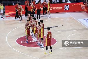 中国男篮败给日本19分，王俊杰与杨瀚森在役却无力回天，问题究竟在哪？