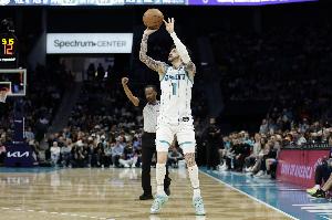 7月6日三球将享提前续约权，最高续约两年1.192亿美元