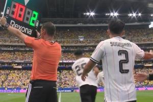 日本队进行人员变动！中村敬斗、堂安律被换下，铃木淳之介、菅原由势替补登场