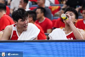 媒体人王俊杰与杨瀚森均感不适且焦急，杨瀚森效果未必胜过徐昕