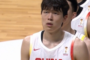 杨健：这场比赛杨瀚森理应在篮下称霸，这让我想起了他在G联盟的出色表现