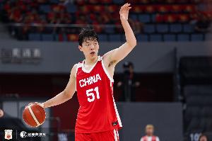 犯规略显频繁！杨瀚森半场仅6分钟便2投2中收获5分2篮板1助攻，正负值为-11