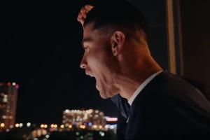 震撼！C罗赛后带领葡萄牙队众将出现在酒店阳台，深夜与数千球迷共庆
