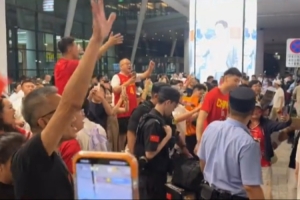 中国男篮训练队今夜抵达沈阳 机场迎来粉丝热情欢迎